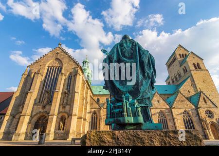 Hildesheim: Hildesheim-Kathedrale, Bernward-Denkmal in der Region Hannover, Niedersachsen, Niedersachsen, Deutschland Stockfoto