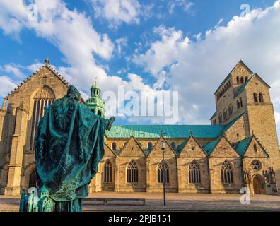 Hildesheim: Hildesheim-Kathedrale, Bernward-Denkmal in der Region Hannover, Niedersachsen, Niedersachsen, Deutschland Stockfoto