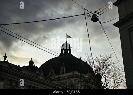1. April 2023, Lemberg, Region Lemberg, Ukraine: Die ukrainische Flagge auf der Oper. Abendunterhaltung im Stadtzentrum von Lemberg, westliche Ukraine. Diese Stadt ist seit Beginn der russischen Invasion im Februar 2022 weitgehend verschont geblieben. (Kreditbild: © Adrien Fillon/ZUMA Press Wire) NUR REDAKTIONELLE VERWENDUNG! Nicht für den kommerziellen GEBRAUCH! Stockfoto