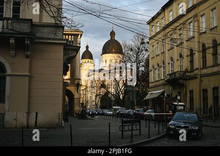 1. April 2023, Lemberg, Region Lemberg, Ukraine: Im Hintergrund die Kirche der Umgestaltung. Abendunterhaltung im Stadtzentrum von Lemberg, westliche Ukraine. Diese Stadt ist seit Beginn der russischen Invasion im Februar 2022 weitgehend verschont geblieben. (Kreditbild: © Adrien Fillon/ZUMA Press Wire) NUR REDAKTIONELLE VERWENDUNG! Nicht für den kommerziellen GEBRAUCH! Stockfoto