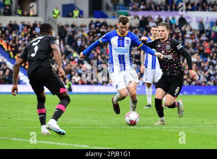 Brighton, Großbritannien. 01. April 2023. Pascal Gross von Brighton und Hove Albion steuern den Ball unter dem Druck von Mathias Jensen aus Brentford während des Premier League-Spiels zwischen Brighton & Hove Albion und Brentford bei der Amex am 1. 2023. April in Brighton, England. (Foto von Jeff Mood/phcimages.com) Kredit: PHC Images/Alamy Live News Stockfoto