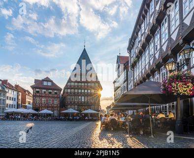 Hildesheim: Marktplatz, Bäckeramtshaus, Knochenhaueramtshaus, Restaurant Gildehaus (rechts), Freiluft-Res Stockfoto