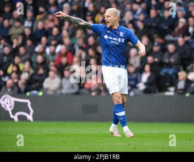 Pride Park, Derby, Derbyshire, Großbritannien. 1. April 2023. League One Football, Derby County gegen Ipswich Town; Luke Woolfenden von Ipswich Town ruft Anweisungen an sein Team Credit: Action Plus Sports/Alamy Live News Stockfoto