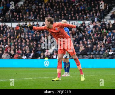 Pride Park, Derby, Derbyshire, Großbritannien. 1. April 2023. League One Football, Derby County gegen Ipswich Town; Christian Walton von Ipswich Town ruft seinem Team Anweisungen zu Credit: Action Plus Sports/Alamy Live News Stockfoto