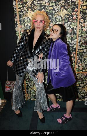 LGBT-Modell, Aktivist und Influencer Elton Ilirjani Backstage und Walking for Maison Nica auf der Seoul Fashion Week mit Designerin Monica Koh März 2023 Stockfoto