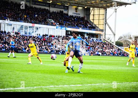 Nathanael Ogbeta (15 Peterborough United) tritt am Samstag, den 1. April 2023, beim Sky Bet League 1-Spiel zwischen Peterborough und Oxford United in der London Road, Peterborough, an. (Foto: Kevin Hodgson | MI News) Guthaben: MI News & Sport /Alamy Live News Stockfoto