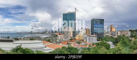 Luanda Angola - 03 24 2023: Atemberaubender Panoramablick auf Downtown Luanda, Bucht, Cabo Island und Hafen von Luanda, marginale und zentrale Gebäude, in Stockfoto