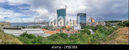 Luanda Angola - 03 24 2023: Atemberaubender Panoramablick auf Downtown Luanda, Bucht, Cabo Island und Hafen von Luanda, marginale und zentrale Gebäude, in Stockfoto