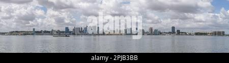 Panoramablick auf die Innenstadt von Luanda mit Skyline-Gebäuden, Luanda Bay, Cabo Island und Hafen von Luanda, Luanda Festung, Marginal und Hi Stockfoto