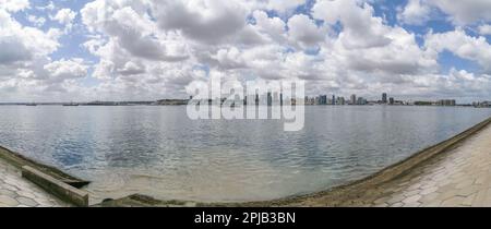 Panoramablick auf die Innenstadt von Luanda mit Skyline-Gebäuden, Luanda Bay, Cabo Island und Hafen von Luanda, Luanda Festung, Marginal und Hi Stockfoto