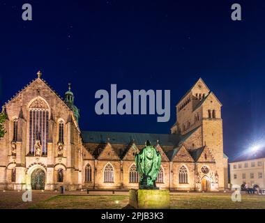 Hildesheim: Hildesheim-Kathedrale, Bernward-Denkmal in der Region Hannover, Niedersachsen, Niedersachsen, Deutschland Stockfoto