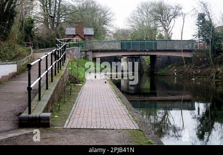 Der Rushall Canal an der Five Ways Bridge, West Midlands, England, Großbritannien Stockfoto