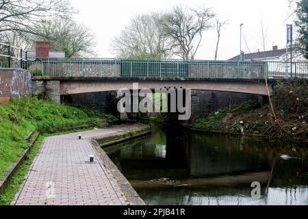 Der Rushall Canal an der Five Ways Bridge, West Midlands, England, Großbritannien Stockfoto