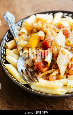 Penne Pasta mit ungarischen Wachspfeffer und Tomaten. Stockfoto