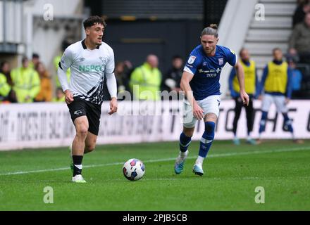 Pride Park, Derby, Derbyshire, Großbritannien. 1. April 2023. League One Football, Derby County gegen Ipswich Town; Haydon Roberts aus Derby County unter dem Druck von Wes Burns von Ipswich Town Credit: Action Plus Sports/Alamy Live News Stockfoto