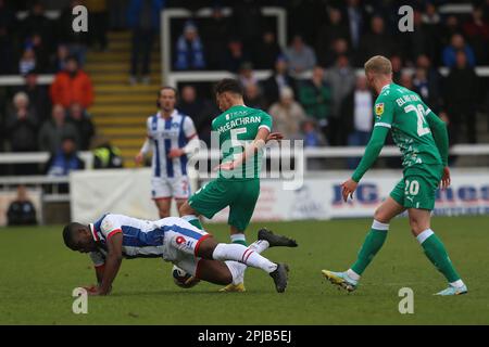 Der Josh Umerah von Hartlepool United kämpft am Samstag, den 1. April 2023, um Besitz mit George McEachran von Swindon Town während des Spiels der Sky Bet League 2 zwischen Hartlepool United und Swindon Town im Victoria Park, Hartlepool. (Foto: Mark Fletcher | MI News) Guthaben: MI News & Sport /Alamy Live News Stockfoto