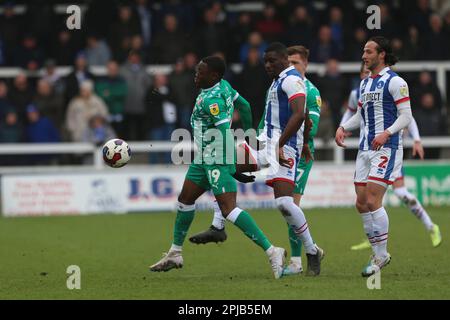 Der Josh Umerah von Hartlepool United kämpft am Samstag, den 1. April 2023, beim Sky Bet League 2-Spiel zwischen Hartlepool United und Swindon Town im Victoria Park, Hartlepool, um Besitz von Rushian Hepburn-Murphy von Swindon Town. (Foto: Mark Fletcher | MI News) Guthaben: MI News & Sport /Alamy Live News Stockfoto