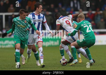 Hartlepool United's Josh Umerah kämpft mit Frazer Blake-Tracy von Swindon Town während des Spiels der Sky Bet League 2 zwischen Hartlepool United und Swindon Town im Victoria Park, Hartlepool, am Samstag, den 1. April 2023. (Foto: Mark Fletcher | MI News) Guthaben: MI News & Sport /Alamy Live News Stockfoto