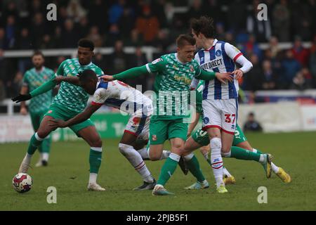 Der Josh Umerah von Hartlepool United kämpft am Samstag, den 1. April 2023, beim Sky Bet League 2-Spiel zwischen Hartlepool United und Swindon Town im Victoria Park, Hartlepool, gegen Swindon Town, Saidou Khan von Swindon Town. (Foto: Mark Fletcher | MI News) Guthaben: MI News & Sport /Alamy Live News Stockfoto
