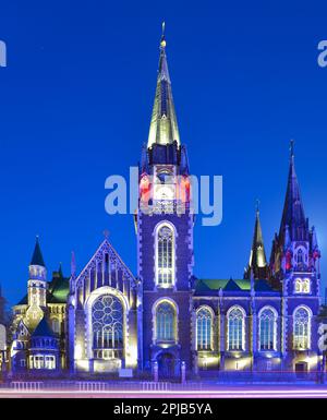 Malerischer abendlicher Blick auf die alte Kirche St. Olha und Elizabeth in Lemberg, Ukraine. Stockfoto