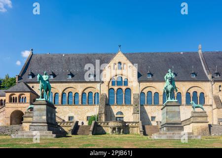 Goslar: Kaiserpfalz, Reiterstatuen der Kaiser Barbarossa und Wilhelm I. in Harz, Niedersachsen, Niedersachsen, Deutschland Stockfoto