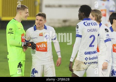 Seraing, Belgien. 01. April 2023. Gents Spieler feiern nach dem Sieg eines Fußballspiels zwischen RFC Seraing und KAA Gent am Samstag, den 01. April 2023 in Seraing, am 31. Tag der ersten Spielrunde der belgischen Meisterschaft „Jupiler Pro League“ 2022-2023. BELGA FOTO BRUNO FAHY Kredit: Belga News Agency/Alamy Live News Stockfoto