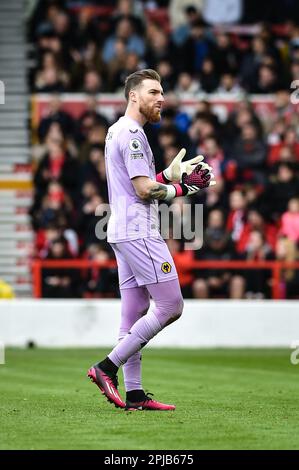 The City Ground, Nottingham, Großbritannien. 1. April 2023. Premier League Football, Nottingham Forest gegen Wolverhampton Wanderers; Jose Sa of Wolves applaudiert, nachdem sein Team in der 83. Minute ausgeglichen ist, um 1-1 Punkte zu erhalten: Action Plus Sports/Alamy Live News Stockfoto