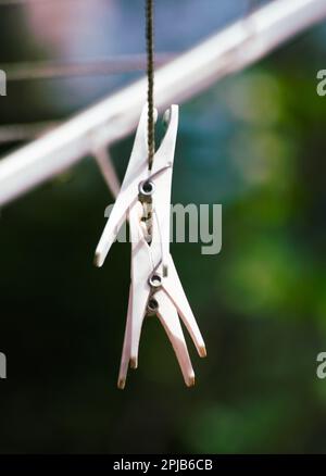 Nahaufnahme von Waschlappen, die im Freien an der Wäscheleine hängen Stockfoto