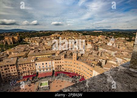 Siena, Toskana, Italien, Landschaft mit erhöhtem Teilblick auf die Stadt mit dramatischen Wolken am Herbsthimmel. Erstaunlich schönes Stadtbild der Toskana Stockfoto