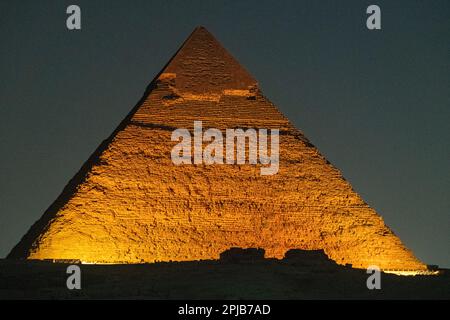Die Pyramiden von Gizeh erleuchteten mit Lichtern für die Licht- und Sound-Show bei Nacht in Ägypten Stockfoto