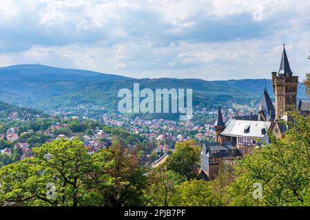 Wernigerode: Schloss Wernigerode, Blick auf Wernigerode und den Berg Brocken in Harz, Sachsen-Anhalt, Sachsen-Anhalt, Deutschland Stockfoto