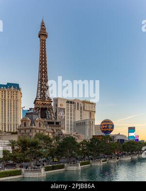 Ein Bild vom Paris Las Vegas und dem Planet Hollywood Las Vegas Resort und Casino, mit Eiffelturm und dem Ballonschild des Ersten auf dem Stockfoto