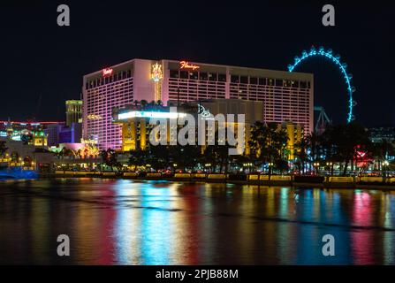 Ein Bild des Flamingo Las Vegas Hotel and Casino bei Nacht, reflektiert auf dem Bellagio-Brunnen. Stockfoto