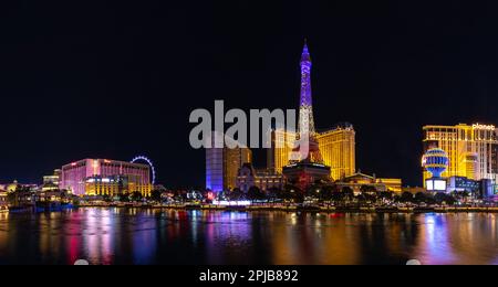 Ein Bild des Paris Las Vegas, des Flamingo Las Vegas Hotel and Casino und des Planet Hollywood Las Vegas Resort and Casino spiegelt sich im Bellag wider Stockfoto