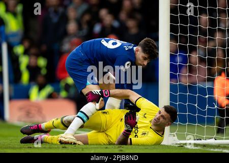 Kai Havertz von Chelsea und Emiliano Martinez von Aston Villa Gesten während des Premier League-Spiels zwischen Chelsea und Aston Villa auf der Stamford Bridge, London, am Samstag, den 1. April 2023. (Foto: Federico Guerra Maranesi | MI News) Guthaben: MI News & Sport /Alamy Live News Stockfoto