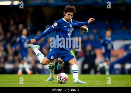 Joao Felix von Chelsea kontrolliert den Ball während des Premier League-Spiels zwischen Chelsea und Aston Villa auf der Stamford Bridge, London, am Samstag, den 1. April 2023. (Foto: Federico Guerra Maranesi | MI News) Guthaben: MI News & Sport /Alamy Live News Stockfoto