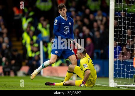 Kai Havertz von Chelsea und Emiliano Martinez von Aston Villa Gesten während des Premier League-Spiels zwischen Chelsea und Aston Villa auf der Stamford Bridge, London, am Samstag, den 1. April 2023. (Foto: Federico Guerra Maranesi | MI News) Guthaben: MI News & Sport /Alamy Live News Stockfoto