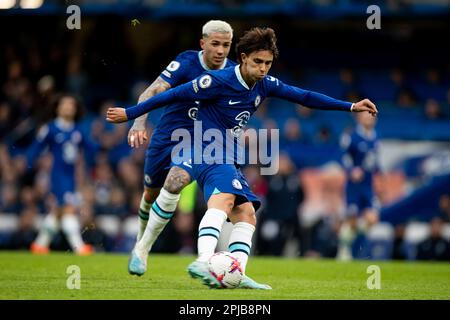 Joao Felix von Chelsea kontrolliert den Ball während des Premier League-Spiels zwischen Chelsea und Aston Villa auf der Stamford Bridge, London, am Samstag, den 1. April 2023. (Foto: Federico Guerra Maranesi | MI News) Guthaben: MI News & Sport /Alamy Live News Stockfoto