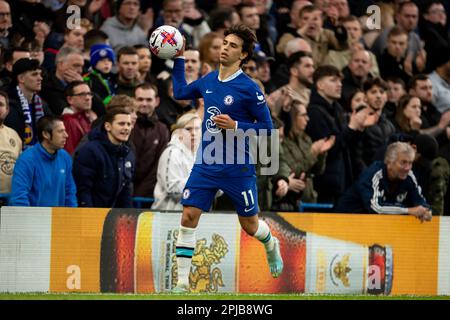 Joao Felix von Chelsea kontrolliert den Ball während des Premier League-Spiels zwischen Chelsea und Aston Villa auf der Stamford Bridge, London, am Samstag, den 1. April 2023. (Foto: Federico Guerra Maranesi | MI News) Guthaben: MI News & Sport /Alamy Live News Stockfoto