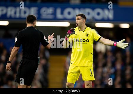 Emiliano Martinez von Aston Villa Gesten während des Premier League-Spiels zwischen Chelsea und Aston Villa auf der Stamford Bridge, London am Samstag, den 1. April 2023. (Foto: Federico Guerra Maranesi | MI News) Guthaben: MI News & Sport /Alamy Live News Stockfoto