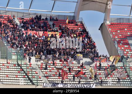 Bari, Italien. 01. April 2023. Fans von Benevento Calcio während SSC Bari vs. Benevento Calcio, italienisches Fußballspiel der Serie B in Bari, Italien, April 01 2023 Kredit: Independent Photo Agency/Alamy Live News Stockfoto