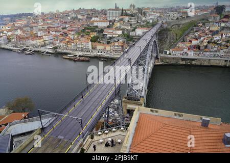 Blick auf die Brücke Dom Luis I über den Fluss Douro und die Dächer von Terrakotta, UNESCO-Weltkulturerbe, Porto, Norte, Portugal Stockfoto