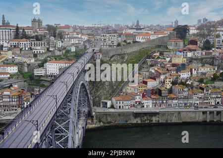 Blick auf die Brücke Dom Luis I über den Douro-Fluss und die Dächer der Terrakota, UNESCO-Weltkulturerbe, Porto, Norte, Portugal, Europa Stockfoto