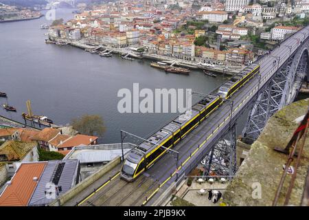 Blick auf die Brücke Dom Luis I über den Fluss Douro und die Dächer von Terrakotta, UNESCO-Weltkulturerbe, Porto, Norte, Portugal Stockfoto