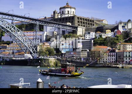 Blick auf die Brücke Dom Luis I über den Fluss Douro und die Dächer von Terrakotta, UNESCO-Weltkulturerbe, Porto, Norte, Portugal Stockfoto