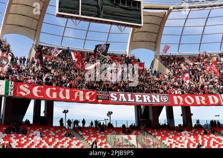 Bari, Italien. 01. April 2023. Stadion San Nicola, Bari, Italien, 01. April 2023, Fans von SSC Bari während der SSC Bari vs. Benevento Calcio - italienischer Fußball Serie B Spiel Credit: Live Media Publishing Group/Alamy Live News Stockfoto