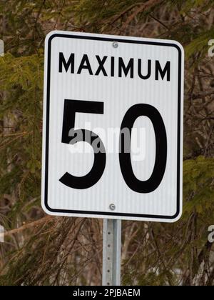 Geschwindigkeitsbegrenzungsschild am Straßenrand im Winter. Quebec, Kanada Stockfoto