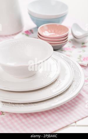 Teller, Schüsseln und anderes Küchenutensil Stockfoto