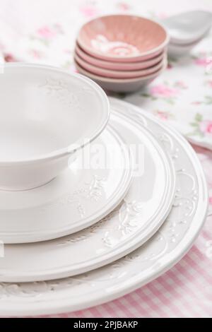 Teller, Schüsseln und anderes Küchenutensil Stockfoto
