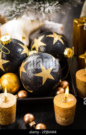 Weihnachten Kugeln mit Kerzen in goldenen Ton Stockfoto